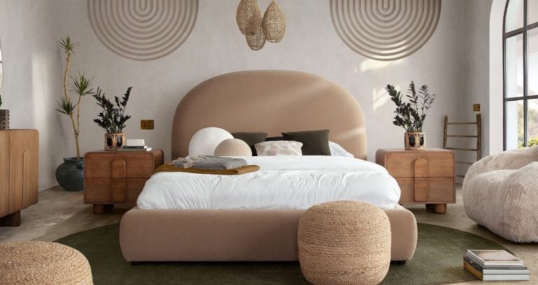 Curved frame bed