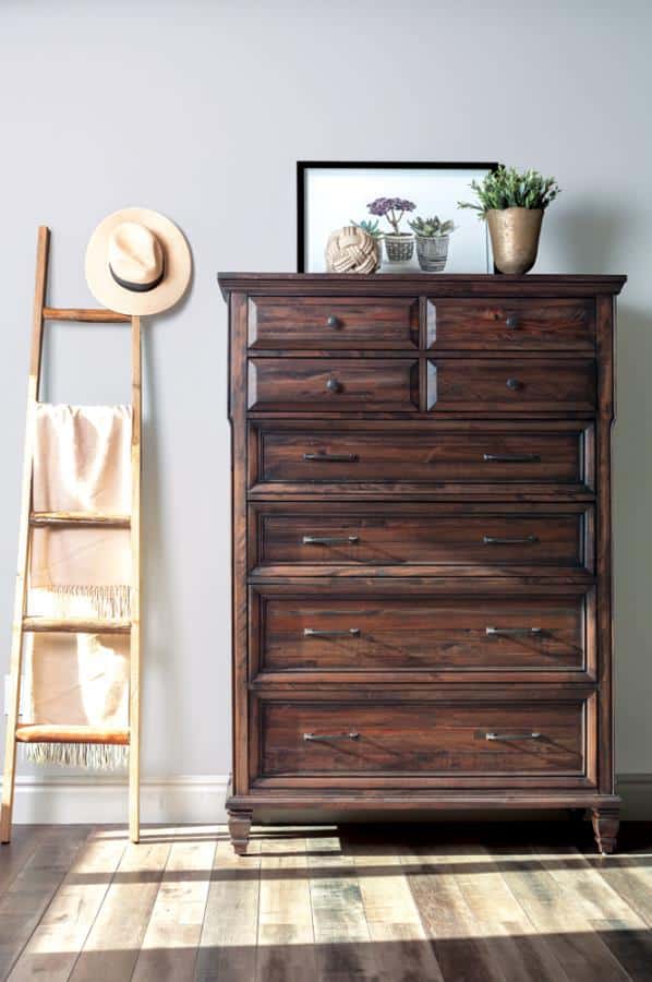 Avenue bedroom chest coaster 223035
